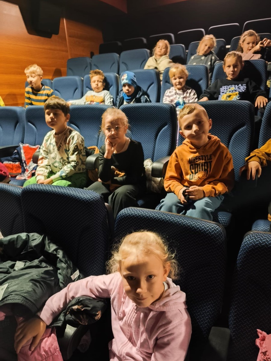W środę, 29 października, uczniowie klas I-III naszej szkoły wybrali się do POK-u, aby obejrzeć wyjątkowy spektakl pt. „Czarodziejski ołówek”, przygotowany przez artystów Poznańskiego Teatru Aktora. Już od pierwszych minut przedstawienia dzieci z zainteresowaniem śledziły losy głównych bohaterów, którzy dzięki magicznemu ołówkowi potrafili zmieniać świat na lepsze.
Barwna scenografia, muzyka i wciągająca fabuła przeniosły najmłodszych w świat pełen wyobraźni, humoru i magii. Aktorzy wspaniale angażowali publiczność, zachęcając dzieci do wspólnej zabawy i reagowania na to, co działo się na scenie. Nie zabrakło śmiechu, emocji i dobrej zabawy.
Po zakończeniu spektaklu uczniowie nagrodzili artystów gromkimi brawami. Dzieci wróciły do szkoły w doskonałych humorach, bogatsze o nowe wrażenia.
