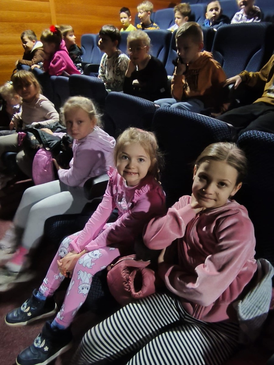 W środę, 29 października, uczniowie klas I-III naszej szkoły wybrali się do POK-u, aby obejrzeć wyjątkowy spektakl pt. „Czarodziejski ołówek”, przygotowany przez artystów Poznańskiego Teatru Aktora. Już od pierwszych minut przedstawienia dzieci z zainteresowaniem śledziły losy głównych bohaterów, którzy dzięki magicznemu ołówkowi potrafili zmieniać świat na lepsze.
Barwna scenografia, muzyka i wciągająca fabuła przeniosły najmłodszych w świat pełen wyobraźni, humoru i magii. Aktorzy wspaniale angażowali publiczność, zachęcając dzieci do wspólnej zabawy i reagowania na to, co działo się na scenie. Nie zabrakło śmiechu, emocji i dobrej zabawy.
Po zakończeniu spektaklu uczniowie nagrodzili artystów gromkimi brawami. Dzieci wróciły do szkoły w doskonałych humorach, bogatsze o nowe wrażenia.
