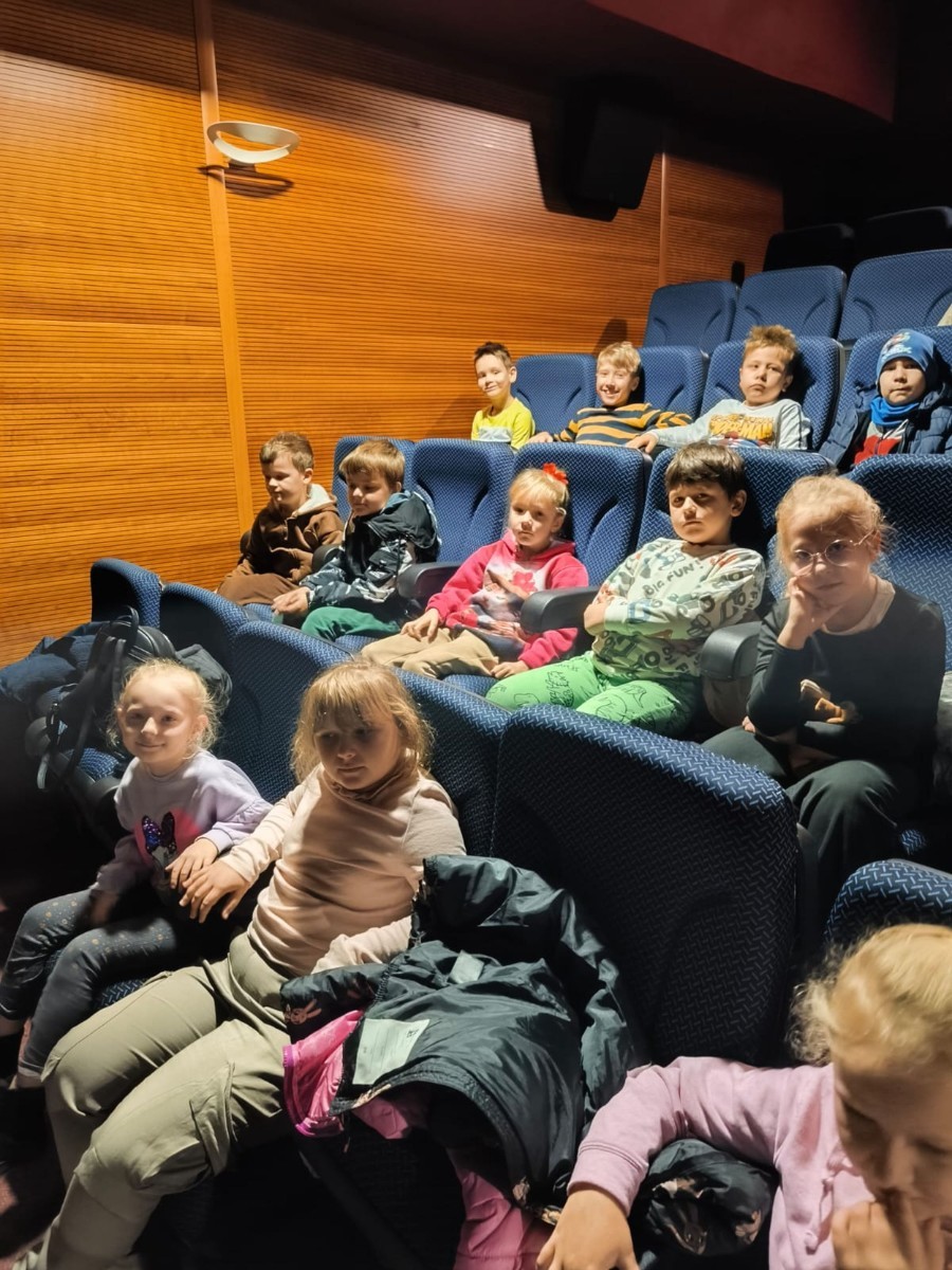 W środę, 29 października, uczniowie klas I-III naszej szkoły wybrali się do POK-u, aby obejrzeć wyjątkowy spektakl pt. „Czarodziejski ołówek”, przygotowany przez artystów Poznańskiego Teatru Aktora. Już od pierwszych minut przedstawienia dzieci z zainteresowaniem śledziły losy głównych bohaterów, którzy dzięki magicznemu ołówkowi potrafili zmieniać świat na lepsze.
Barwna scenografia, muzyka i wciągająca fabuła przeniosły najmłodszych w świat pełen wyobraźni, humoru i magii. Aktorzy wspaniale angażowali publiczność, zachęcając dzieci do wspólnej zabawy i reagowania na to, co działo się na scenie. Nie zabrakło śmiechu, emocji i dobrej zabawy.
Po zakończeniu spektaklu uczniowie nagrodzili artystów gromkimi brawami. Dzieci wróciły do szkoły w doskonałych humorach, bogatsze o nowe wrażenia.
