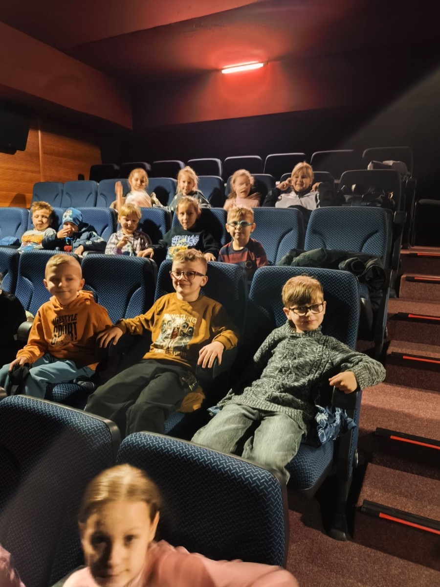 W środę, 29 października, uczniowie klas I-III naszej szkoły wybrali się do POK-u, aby obejrzeć wyjątkowy spektakl pt. „Czarodziejski ołówek”, przygotowany przez artystów Poznańskiego Teatru Aktora. Już od pierwszych minut przedstawienia dzieci z zainteresowaniem śledziły losy głównych bohaterów, którzy dzięki magicznemu ołówkowi potrafili zmieniać świat na lepsze.
Barwna scenografia, muzyka i wciągająca fabuła przeniosły najmłodszych w świat pełen wyobraźni, humoru i magii. Aktorzy wspaniale angażowali publiczność, zachęcając dzieci do wspólnej zabawy i reagowania na to, co działo się na scenie. Nie zabrakło śmiechu, emocji i dobrej zabawy.
Po zakończeniu spektaklu uczniowie nagrodzili artystów gromkimi brawami. Dzieci wróciły do szkoły w doskonałych humorach, bogatsze o nowe wrażenia.
