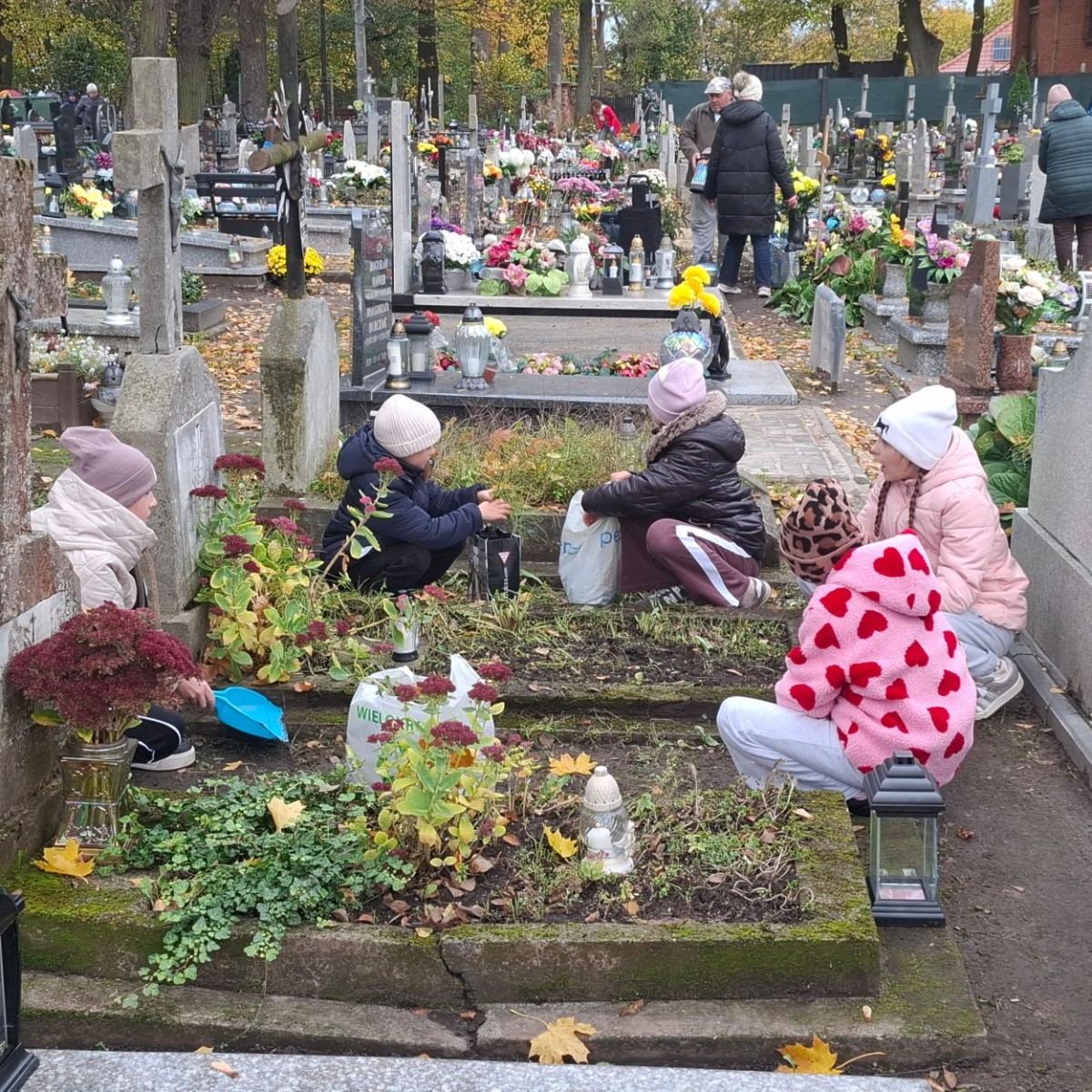 Dziś grupa naszych uczniów–wolontariuszy wzięła udział w wyjątkowej inicjatywie – odwiedzili Cmentarz Komunalny w Pasłęku, aby zadbać o opuszczone groby i oddać hołd tym, o których pamięć mogłaby z czasem zaniknąć.
Wspólnie sprzątali nagrobki, zapalali znicze przyniesione wcześniej podczas szkolnej zbiórki i w ciszy chwili zadumy wspominali tych, którzy odeszli. 
To piękny gest szacunku i troski nie tylko o miejsca pochówku, ale także o historię naszego miasta. Dziękujemy wszystkim, którzy włączyli się w akcję i pokazali, że pamięć o przeszłości jest dla nas ważna.
