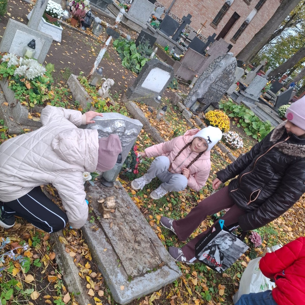 Dziś grupa naszych uczniów–wolontariuszy wzięła udział w wyjątkowej inicjatywie – odwiedzili Cmentarz Komunalny w Pasłęku, aby zadbać o opuszczone groby i oddać hołd tym, o których pamięć mogłaby z czasem zaniknąć.
Wspólnie sprzątali nagrobki, zapalali znicze przyniesione wcześniej podczas szkolnej zbiórki i w ciszy chwili zadumy wspominali tych, którzy odeszli. 
To piękny gest szacunku i troski nie tylko o miejsca pochówku, ale także o historię naszego miasta. Dziękujemy wszystkim, którzy włączyli się w akcję i pokazali, że pamięć o przeszłości jest dla nas ważna.
