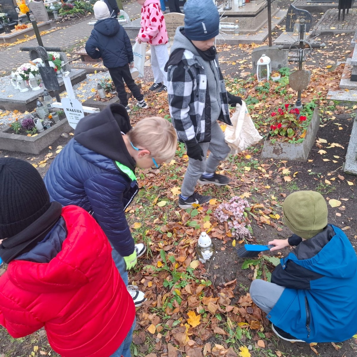 Dziś grupa naszych uczniów–wolontariuszy wzięła udział w wyjątkowej inicjatywie – odwiedzili Cmentarz Komunalny w Pasłęku, aby zadbać o opuszczone groby i oddać hołd tym, o których pamięć mogłaby z czasem zaniknąć.
Wspólnie sprzątali nagrobki, zapalali znicze przyniesione wcześniej podczas szkolnej zbiórki i w ciszy chwili zadumy wspominali tych, którzy odeszli. 
To piękny gest szacunku i troski nie tylko o miejsca pochówku, ale także o historię naszego miasta. Dziękujemy wszystkim, którzy włączyli się w akcję i pokazali, że pamięć o przeszłości jest dla nas ważna.
