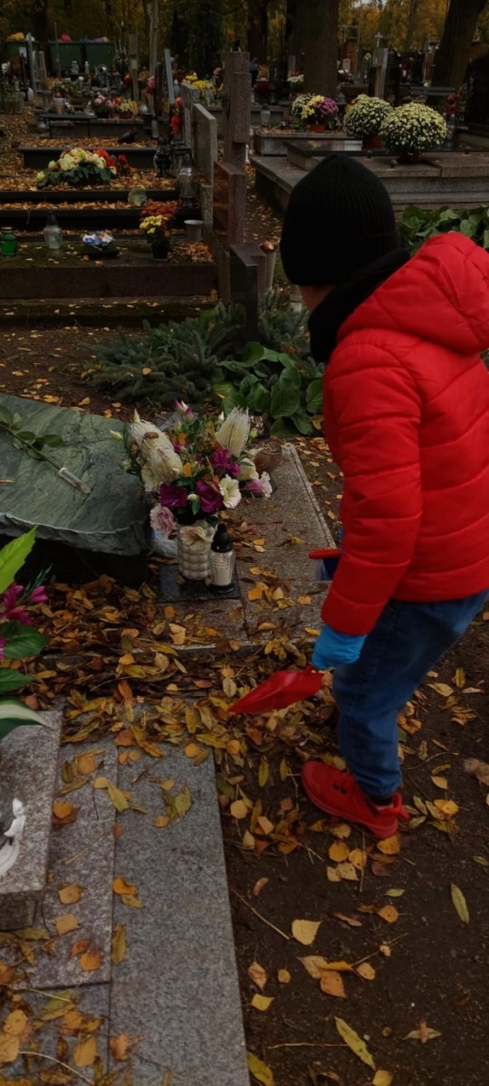 Dziś grupa naszych uczniów–wolontariuszy wzięła udział w wyjątkowej inicjatywie – odwiedzili Cmentarz Komunalny w Pasłęku, aby zadbać o opuszczone groby i oddać hołd tym, o których pamięć mogłaby z czasem zaniknąć.
Wspólnie sprzątali nagrobki, zapalali znicze przyniesione wcześniej podczas szkolnej zbiórki i w ciszy chwili zadumy wspominali tych, którzy odeszli. 
To piękny gest szacunku i troski nie tylko o miejsca pochówku, ale także o historię naszego miasta. Dziękujemy wszystkim, którzy włączyli się w akcję i pokazali, że pamięć o przeszłości jest dla nas ważna.
