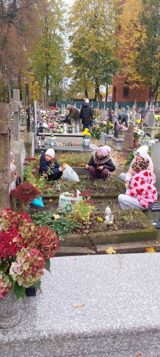 Dziś grupa naszych uczniów–wolontariuszy wzięła udział w wyjątkowej inicjatywie – odwiedzili Cmentarz Komunalny w Pasłęku, aby zadbać o opuszczone groby i oddać hołd tym, o których pamięć mogłaby z czasem zaniknąć.
Wspólnie sprzątali nagrobki, zapalali znicze przyniesione wcześniej podczas szkolnej zbiórki i w ciszy chwili zadumy wspominali tych, którzy odeszli. 
To piękny gest szacunku i troski nie tylko o miejsca pochówku, ale także o historię naszego miasta. Dziękujemy wszystkim, którzy włączyli się w akcję i pokazali, że pamięć o przeszłości jest dla nas ważna.
