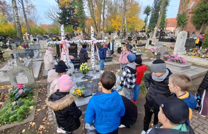 Dziś grupa naszych uczniów–wolontariuszy wzięła udział w wyjątkowej inicjatywie – odwiedzili Cmentarz Komunalny w Pasłęku, aby zadbać o opuszczone groby i oddać hołd tym, o których pamięć mogłaby z czasem zaniknąć.
Wspólnie sprzątali nagrobki, zapalali znicze przyniesione wcześniej podczas szkolnej zbiórki i w ciszy chwili zadumy wspominali tych, którzy odeszli. 
To piękny gest szacunku i troski nie tylko o miejsca pochówku, ale także o historię naszego miasta. Dziękujemy wszystkim, którzy włączyli się w akcję i pokazali, że pamięć o przeszłości jest dla nas ważna.
