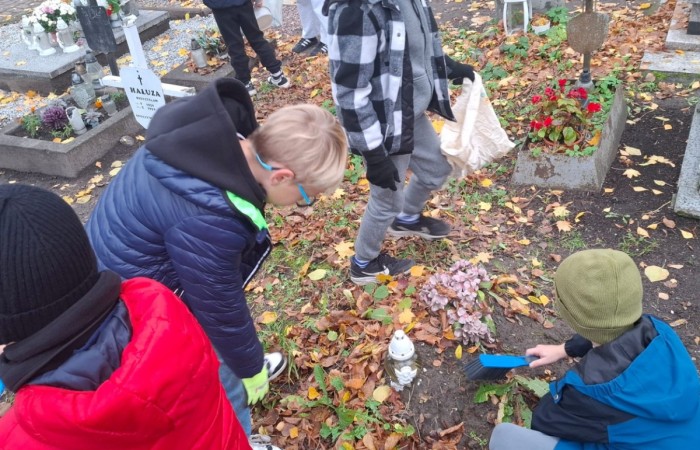 Dziś grupa naszych uczniów–wolontariuszy wzięła udział w wyjątkowej inicjatywie – odwiedzili Cmentarz Komunalny w Pasłęku, aby zadbać o opuszczone groby i oddać hołd tym, o których pamięć mogłaby z czasem zaniknąć.
Wspólnie sprzątali nagrobki, zapalali znicze przyniesione wcześniej podczas szkolnej zbiórki i w ciszy chwili zadumy wspominali tych, którzy odeszli. 
To piękny gest szacunku i troski nie tylko o miejsca pochówku, ale także o historię naszego miasta. Dziękujemy wszystkim, którzy włączyli się w akcję i pokazali, że pamięć o przeszłości jest dla nas ważna.
