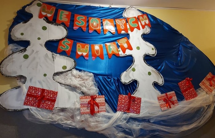 Jak co roku w naszej szkol widać, słychać a nawet czuć nadchodzący magiczny czas. Nasi szkolni Mikołajowie mieli w tym roku pełne ręce pracy. Zrobiliśmy mnóstwo kartek z pięknymi życzeniami. Wysłaliśmy je do partnerów realizowanego w szkole projektu Erasmus +. Świąteczne życzenia przygotowaliśmy też i przekazaliśmy dla seniorów z Domu Pogodnego Seniora REMI w Bogaczewie. W tym szczególnym czasie nie zapominamy o naszych żołnierzach. W ramach akcji #Murem za polskim mundurem ręcznie przygotowane kartki otrzymali pracownicy służb mundurowych dbających o nasze bezpieczeństwo. Żeby święta było słychać, kolędowaliśmy pod choinką w pięknie udekorowanej szkole. Na oknach, na holach i gazetkach pojawiły się zimowe akcenty. Odbyły się liczne spotkania wigilijne i świąteczne w klasach. W szkole było też czuć święta a to za sprawą akcji pieczenia pierników. Dziękujemy wszystkim, którzy przyczynili się do tego, że magia świąt zagościła w naszej szkole mimo tak trudnego czasu.
