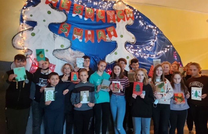 Jak co roku w naszej szkol widać, słychać a nawet czuć nadchodzący magiczny czas. Nasi szkolni Mikołajowie mieli w tym roku pełne ręce pracy. Zrobiliśmy mnóstwo kartek z pięknymi życzeniami. Wysłaliśmy je do partnerów realizowanego w szkole projektu Erasmus +. Świąteczne życzenia przygotowaliśmy też i przekazaliśmy dla seniorów z Domu Pogodnego Seniora REMI w Bogaczewie. W tym szczególnym czasie nie zapominamy o naszych żołnierzach. W ramach akcji #Murem za polskim mundurem ręcznie przygotowane kartki otrzymali pracownicy służb mundurowych dbających o nasze bezpieczeństwo. Żeby święta było słychać, kolędowaliśmy pod choinką w pięknie udekorowanej szkole. Na oknach, na holach i gazetkach pojawiły się zimowe akcenty. Odbyły się liczne spotkania wigilijne i świąteczne w klasach. W szkole było też czuć święta a to za sprawą akcji pieczenia pierników. Dziękujemy wszystkim, którzy przyczynili się do tego, że magia świąt zagościła w naszej szkole mimo tak trudnego czasu.