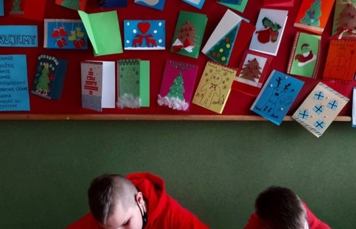 Jak co roku w naszej szkol widać, słychać a nawet czuć nadchodzący magiczny czas. Nasi szkolni Mikołajowie mieli w tym roku pełne ręce pracy. Zrobiliśmy mnóstwo kartek z pięknymi życzeniami. Wysłaliśmy je do partnerów realizowanego w szkole projektu Erasmus +. Świąteczne życzenia przygotowaliśmy też i przekazaliśmy dla seniorów z Domu Pogodnego Seniora REMI w Bogaczewie. W tym szczególnym czasie nie zapominamy o naszych żołnierzach. W ramach akcji #Murem za polskim mundurem ręcznie przygotowane kartki otrzymali pracownicy służb mundurowych dbających o nasze bezpieczeństwo. Żeby święta było słychać, kolędowaliśmy pod choinką w pięknie udekorowanej szkole. Na oknach, na holach i gazetkach pojawiły się zimowe akcenty. Odbyły się liczne spotkania wigilijne i świąteczne w klasach. W szkole było też czuć święta a to za sprawą akcji pieczenia pierników. Dziękujemy wszystkim, którzy przyczynili się do tego, że magia świąt zagościła w naszej szkole mimo tak trudnego czasu.