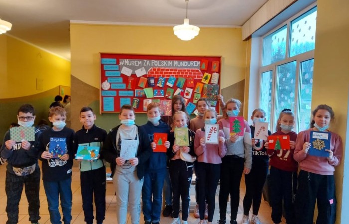 Jak co roku w naszej szkol widać, słychać a nawet czuć nadchodzący magiczny czas. Nasi szkolni Mikołajowie mieli w tym roku pełne ręce pracy. Zrobiliśmy mnóstwo kartek z pięknymi życzeniami. Wysłaliśmy je do partnerów realizowanego w szkole projektu Erasmus +. Świąteczne życzenia przygotowaliśmy też i przekazaliśmy dla seniorów z Domu Pogodnego Seniora REMI w Bogaczewie. W tym szczególnym czasie nie zapominamy o naszych żołnierzach. W ramach akcji #Murem za polskim mundurem ręcznie przygotowane kartki otrzymali pracownicy służb mundurowych dbających o nasze bezpieczeństwo. Żeby święta było słychać, kolędowaliśmy pod choinką w pięknie udekorowanej szkole. Na oknach, na holach i gazetkach pojawiły się zimowe akcenty. Odbyły się liczne spotkania wigilijne i świąteczne w klasach. W szkole było też czuć święta a to za sprawą akcji pieczenia pierników. Dziękujemy wszystkim, którzy przyczynili się do tego, że magia świąt zagościła w naszej szkole mimo tak trudnego czasu.