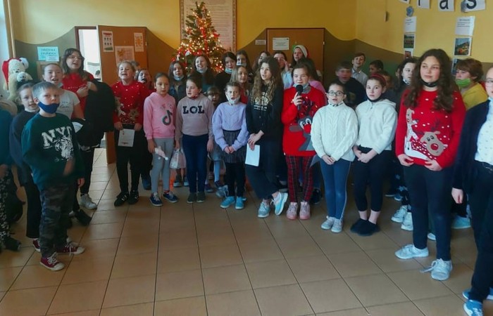 Jak co roku w naszej szkol widać, słychać a nawet czuć nadchodzący magiczny czas. Nasi szkolni Mikołajowie mieli w tym roku pełne ręce pracy. Zrobiliśmy mnóstwo kartek z pięknymi życzeniami. Wysłaliśmy je do partnerów realizowanego w szkole projektu Erasmus +. Świąteczne życzenia przygotowaliśmy też i przekazaliśmy dla seniorów z Domu Pogodnego Seniora REMI w Bogaczewie. W tym szczególnym czasie nie zapominamy o naszych żołnierzach. W ramach akcji #Murem za polskim mundurem ręcznie przygotowane kartki otrzymali pracownicy służb mundurowych dbających o nasze bezpieczeństwo. Żeby święta było słychać, kolędowaliśmy pod choinką w pięknie udekorowanej szkole. Na oknach, na holach i gazetkach pojawiły się zimowe akcenty. Odbyły się liczne spotkania wigilijne i świąteczne w klasach. W szkole było też czuć święta a to za sprawą akcji pieczenia pierników. Dziękujemy wszystkim, którzy przyczynili się do tego, że magia świąt zagościła w naszej szkole mimo tak trudnego czasu.