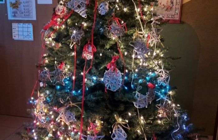 Jak co roku w naszej szkol widać, słychać a nawet czuć nadchodzący magiczny czas. Nasi szkolni Mikołajowie mieli w tym roku pełne ręce pracy. Zrobiliśmy mnóstwo kartek z pięknymi życzeniami. Wysłaliśmy je do partnerów realizowanego w szkole projektu Erasmus +. Świąteczne życzenia przygotowaliśmy też i przekazaliśmy dla seniorów z Domu Pogodnego Seniora REMI w Bogaczewie. W tym szczególnym czasie nie zapominamy o naszych żołnierzach. W ramach akcji #Murem za polskim mundurem ręcznie przygotowane kartki otrzymali pracownicy służb mundurowych dbających o nasze bezpieczeństwo. Żeby święta było słychać, kolędowaliśmy pod choinką w pięknie udekorowanej szkole. Na oknach, na holach i gazetkach pojawiły się zimowe akcenty. Odbyły się liczne spotkania wigilijne i świąteczne w klasach. W szkole było też czuć święta a to za sprawą akcji pieczenia pierników. Dziękujemy wszystkim, którzy przyczynili się do tego, że magia świąt zagościła w naszej szkole mimo tak trudnego czasu.
