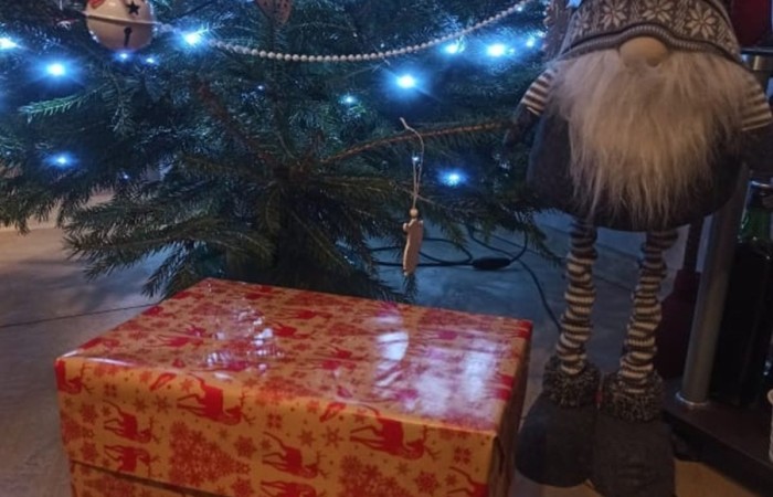 Jak co roku w naszej szkol widać, słychać a nawet czuć nadchodzący magiczny czas. Nasi szkolni Mikołajowie mieli w tym roku pełne ręce pracy. Zrobiliśmy mnóstwo kartek z pięknymi życzeniami. Wysłaliśmy je do partnerów realizowanego w szkole projektu Erasmus +. Świąteczne życzenia przygotowaliśmy też i przekazaliśmy dla seniorów z Domu Pogodnego Seniora REMI w Bogaczewie. W tym szczególnym czasie nie zapominamy o naszych żołnierzach. W ramach akcji #Murem za polskim mundurem ręcznie przygotowane kartki otrzymali pracownicy służb mundurowych dbających o nasze bezpieczeństwo. Żeby święta było słychać, kolędowaliśmy pod choinką w pięknie udekorowanej szkole. Na oknach, na holach i gazetkach pojawiły się zimowe akcenty. Odbyły się liczne spotkania wigilijne i świąteczne w klasach. W szkole było też czuć święta a to za sprawą akcji pieczenia pierników. Dziękujemy wszystkim, którzy przyczynili się do tego, że magia świąt zagościła w naszej szkole mimo tak trudnego czasu.
!