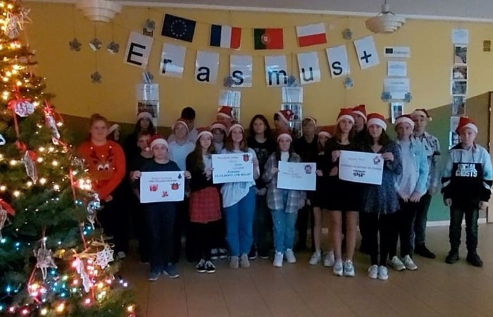 Jak co roku w naszej szkol widać, słychać a nawet czuć nadchodzący magiczny czas. Nasi szkolni Mikołajowie mieli w tym roku pełne ręce pracy. Zrobiliśmy mnóstwo kartek z pięknymi życzeniami. Wysłaliśmy je do partnerów realizowanego w szkole projektu Erasmus +. Świąteczne życzenia przygotowaliśmy też i przekazaliśmy dla seniorów z Domu Pogodnego Seniora REMI w Bogaczewie. W tym szczególnym czasie nie zapominamy o naszych żołnierzach. W ramach akcji #Murem za polskim mundurem ręcznie przygotowane kartki otrzymali pracownicy służb mundurowych dbających o nasze bezpieczeństwo. Żeby święta było słychać, kolędowaliśmy pod choinką w pięknie udekorowanej szkole. Na oknach, na holach i gazetkach pojawiły się zimowe akcenty. Odbyły się liczne spotkania wigilijne i świąteczne w klasach. W szkole było też czuć święta a to za sprawą akcji pieczenia pierników. Dziękujemy wszystkim, którzy przyczynili się do tego, że magia świąt zagościła w naszej szkole mimo tak trudnego czasu.
