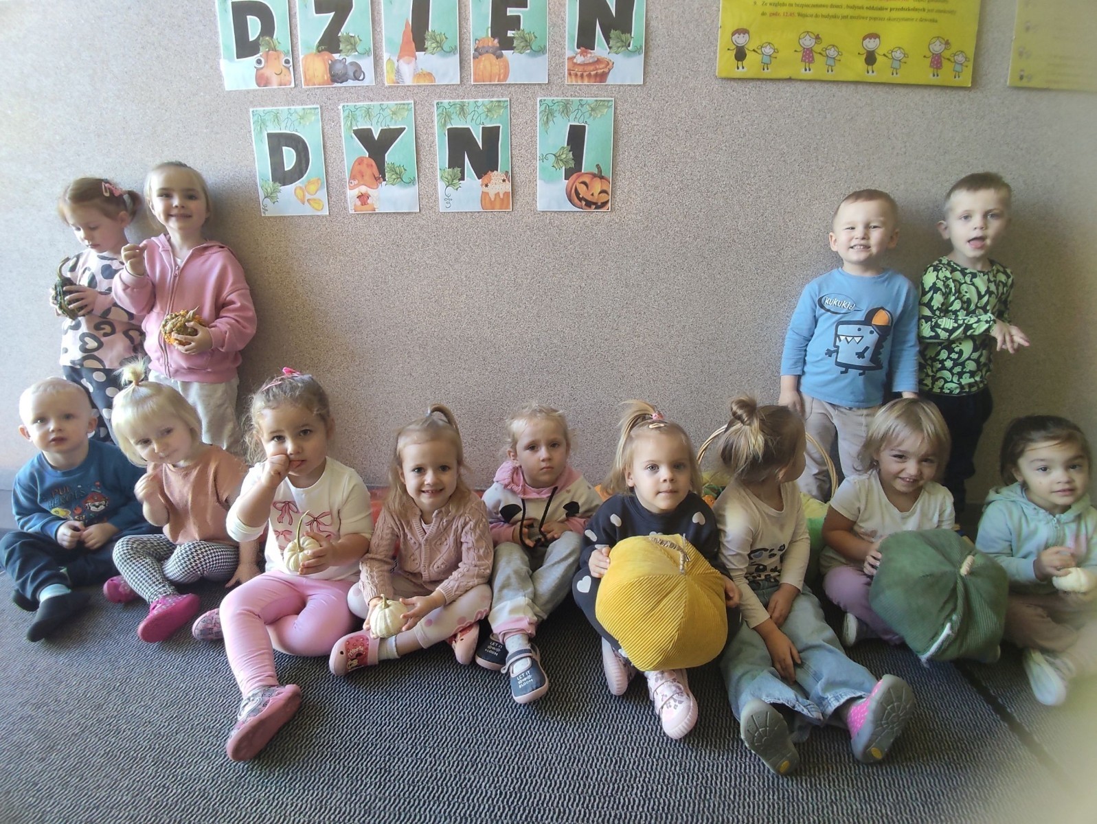 31 października nasze przedszkole zamieniło się w prawdziwą dyniową krainę! W salach królował kolor pomarańczowy, a wszędzie można było zobaczyć uśmiechnięte buzie dzieci i  dynie w różnych kształtach i rozmiarach.Przedszkolaki chętnie brały udział w zabawach muzyczno-ruchowych oraz zajęciach plastycznych z dynią w roli głównej.
Dzieci dowiedziały się, że dynia to nie tylko piękna ozdoba jesieni, ale również zdrowe i smaczne warzywo, z którego można przygotować wiele pysznych potraw.Na zakończenie dnia dzieci otrzymały dyniowe medale oraz pamiątkowe dyplomy,świadczące o ich udziale i zaangażowaniu w obchody tego święta.
To był dzień pełen radości, kolorów ,niezapomnianych wrażeń i jesiennej magii.
