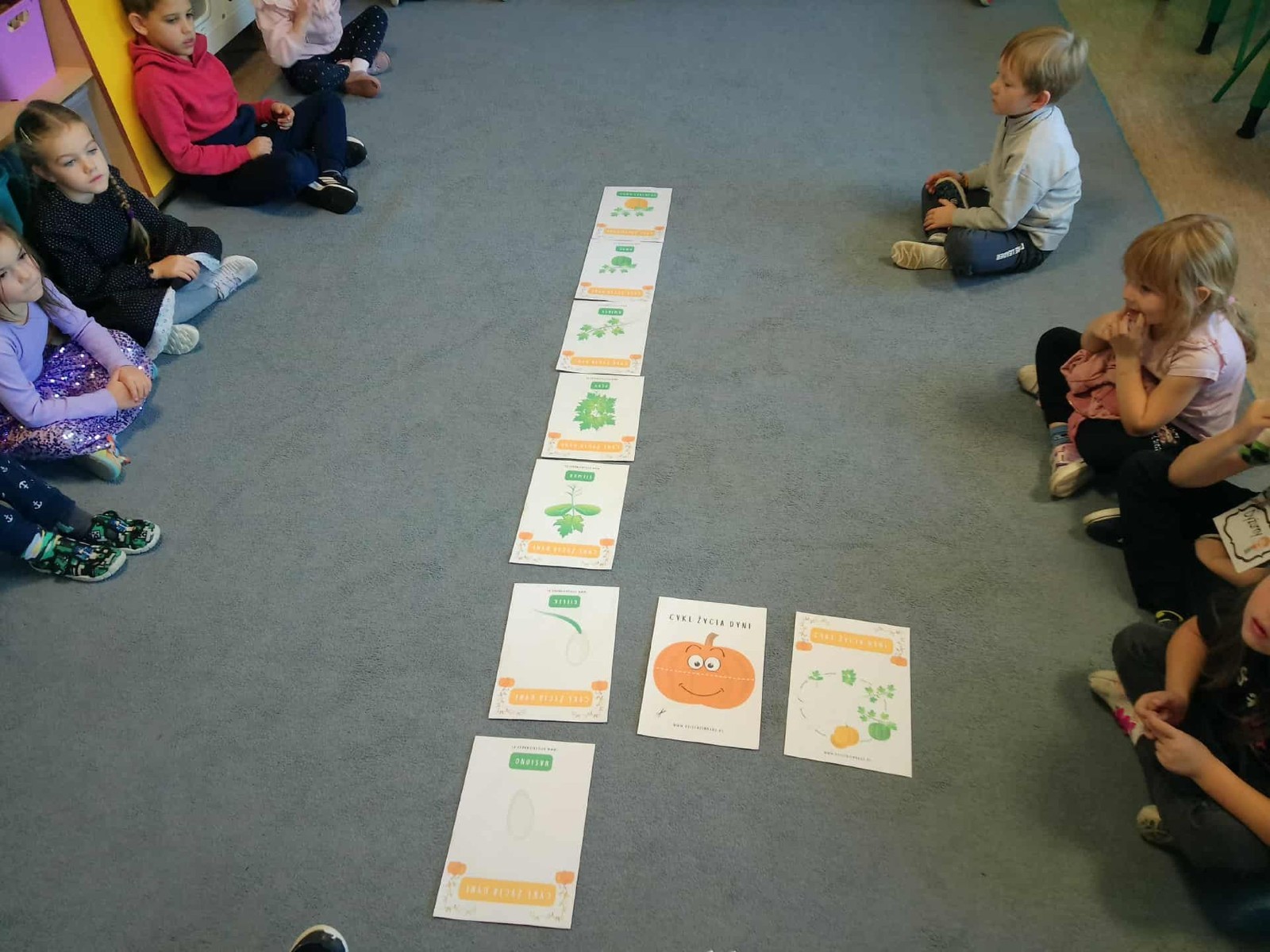 31 października nasze przedszkole zamieniło się w prawdziwą dyniową krainę! W salach królował kolor pomarańczowy, a wszędzie można było zobaczyć uśmiechnięte buzie dzieci i  dynie w różnych kształtach i rozmiarach.Przedszkolaki chętnie brały udział w zabawach muzyczno-ruchowych oraz zajęciach plastycznych z dynią w roli głównej.
Dzieci dowiedziały się, że dynia to nie tylko piękna ozdoba jesieni, ale również zdrowe i smaczne warzywo, z którego można przygotować wiele pysznych potraw.Na zakończenie dnia dzieci otrzymały dyniowe medale oraz pamiątkowe dyplomy,świadczące o ich udziale i zaangażowaniu w obchody tego święta.
To był dzień pełen radości, kolorów ,niezapomnianych wrażeń i jesiennej magii.
