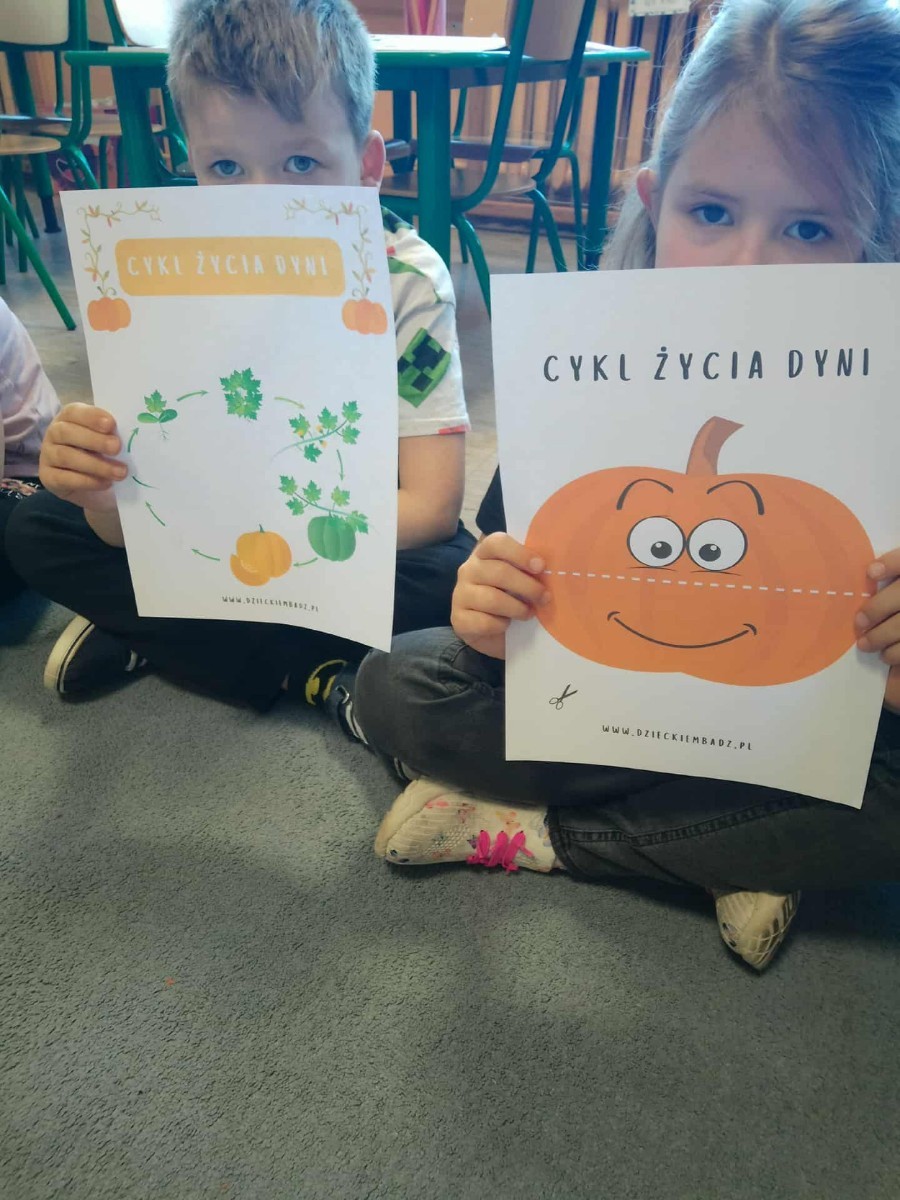 31 października nasze przedszkole zamieniło się w prawdziwą dyniową krainę! W salach królował kolor pomarańczowy, a wszędzie można było zobaczyć uśmiechnięte buzie dzieci i  dynie w różnych kształtach i rozmiarach.Przedszkolaki chętnie brały udział w zabawach muzyczno-ruchowych oraz zajęciach plastycznych z dynią w roli głównej.
Dzieci dowiedziały się, że dynia to nie tylko piękna ozdoba jesieni, ale również zdrowe i smaczne warzywo, z którego można przygotować wiele pysznych potraw.Na zakończenie dnia dzieci otrzymały dyniowe medale oraz pamiątkowe dyplomy,świadczące o ich udziale i zaangażowaniu w obchody tego święta.
To był dzień pełen radości, kolorów ,niezapomnianych wrażeń i jesiennej magii.
