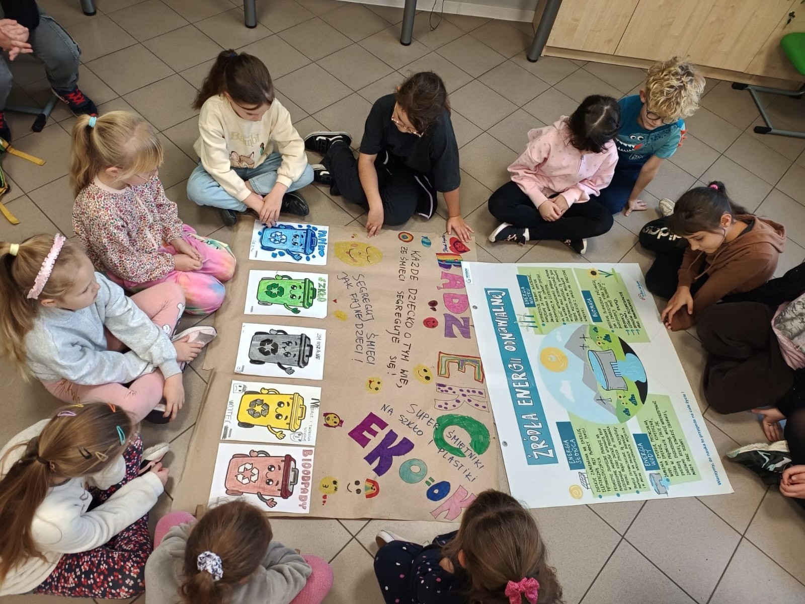 Dzięki grantowi przyznanemu przez Polskie Sieci Elektroenergetyczne w ramach VII edycji programu “ Wzmocnij Swoje Otoczenie” dla Stowarzyszenia Przyjaciele Pasłęckiej Dwójki, na terenie Szkoły Podstawowej nr 2 w Pasłęku powstało wyjątkowe miejsce – EkoEduPark PSE. To przestrzeń stworzona z myślą o edukacji ekologicznej, integracji społecznej oraz promowaniu postaw proekologicznych wśród dzieci, młodzieży i dorosłych mieszkańców naszej gminy.