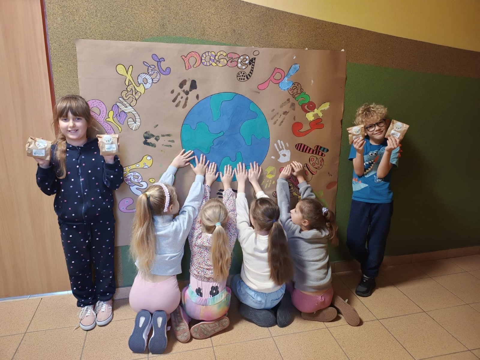 Dzięki grantowi przyznanemu przez Polskie Sieci Elektroenergetyczne w ramach VII edycji programu “ Wzmocnij Swoje Otoczenie” dla Stowarzyszenia Przyjaciele Pasłęckiej Dwójki, na terenie Szkoły Podstawowej nr 2 w Pasłęku powstało wyjątkowe miejsce – EkoEduPark PSE. To przestrzeń stworzona z myślą o edukacji ekologicznej, integracji społecznej oraz promowaniu postaw proekologicznych wśród dzieci, młodzieży i dorosłych mieszkańców naszej gminy.