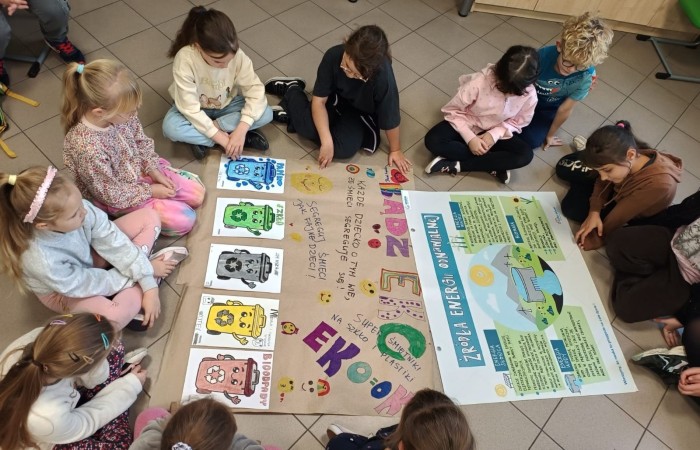 Dzięki grantowi przyznanemu przez Polskie Sieci Elektroenergetyczne w ramach VII edycji programu “ Wzmocnij Swoje Otoczenie” dla Stowarzyszenia Przyjaciele Pasłęckiej Dwójki, na terenie Szkoły Podstawowej nr 2 w Pasłęku powstało wyjątkowe miejsce – EkoEduPark PSE. To przestrzeń stworzona z myślą o edukacji ekologicznej, integracji społecznej oraz promowaniu postaw proekologicznych wśród dzieci, młodzieży i dorosłych mieszkańców naszej gminy.