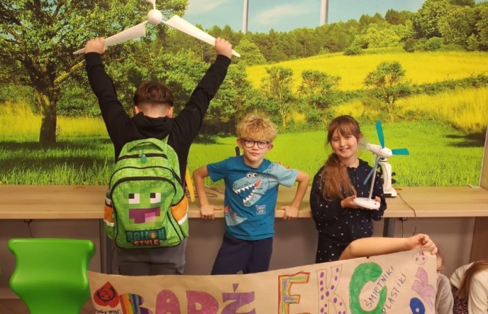 Dzięki grantowi przyznanemu przez Polskie Sieci Elektroenergetyczne w ramach VII edycji programu “ Wzmocnij Swoje Otoczenie” dla Stowarzyszenia Przyjaciele Pasłęckiej Dwójki, na terenie Szkoły Podstawowej nr 2 w Pasłęku powstało wyjątkowe miejsce – EkoEduPark PSE. To przestrzeń stworzona z myślą o edukacji ekologicznej, integracji społecznej oraz promowaniu postaw proekologicznych wśród dzieci, młodzieży i dorosłych mieszkańców naszej gminy.