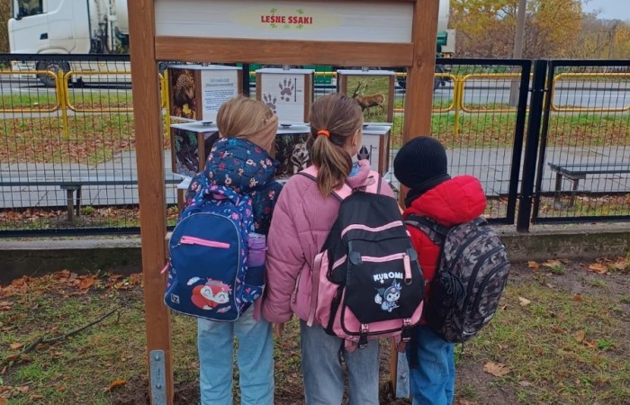 Dzięki grantowi przyznanemu przez Polskie Sieci Elektroenergetyczne w ramach VII edycji programu “ Wzmocnij Swoje Otoczenie” dla Stowarzyszenia Przyjaciele Pasłęckiej Dwójki, na terenie Szkoły Podstawowej nr 2 w Pasłęku powstało wyjątkowe miejsce – EkoEduPark PSE. To przestrzeń stworzona z myślą o edukacji ekologicznej, integracji społecznej oraz promowaniu postaw proekologicznych wśród dzieci, młodzieży i dorosłych mieszkańców naszej gminy.