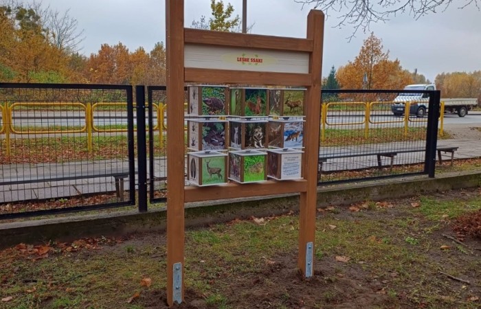 Dzięki grantowi przyznanemu przez Polskie Sieci Elektroenergetyczne w ramach VII edycji programu “ Wzmocnij Swoje Otoczenie” dla Stowarzyszenia Przyjaciele Pasłęckiej Dwójki, na terenie Szkoły Podstawowej nr 2 w Pasłęku powstało wyjątkowe miejsce – EkoEduPark PSE. To przestrzeń stworzona z myślą o edukacji ekologicznej, integracji społecznej oraz promowaniu postaw proekologicznych wśród dzieci, młodzieży i dorosłych mieszkańców naszej gminy.