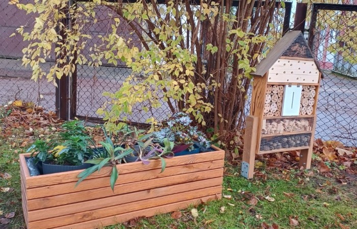 Dzięki grantowi przyznanemu przez Polskie Sieci Elektroenergetyczne w ramach VII edycji programu “ Wzmocnij Swoje Otoczenie” dla Stowarzyszenia Przyjaciele Pasłęckiej Dwójki, na terenie Szkoły Podstawowej nr 2 w Pasłęku powstało wyjątkowe miejsce – EkoEduPark PSE. To przestrzeń stworzona z myślą o edukacji ekologicznej, integracji społecznej oraz promowaniu postaw proekologicznych wśród dzieci, młodzieży i dorosłych mieszkańców naszej gminy.