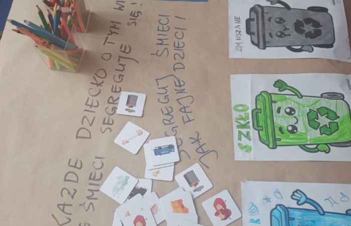 Dzięki grantowi przyznanemu przez Polskie Sieci Elektroenergetyczne w ramach VII edycji programu “ Wzmocnij Swoje Otoczenie” dla Stowarzyszenia Przyjaciele Pasłęckiej Dwójki, na terenie Szkoły Podstawowej nr 2 w Pasłęku powstało wyjątkowe miejsce – EkoEduPark PSE. To przestrzeń stworzona z myślą o edukacji ekologicznej, integracji społecznej oraz promowaniu postaw proekologicznych wśród dzieci, młodzieży i dorosłych mieszkańców naszej gminy.