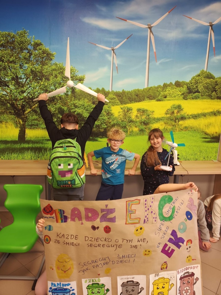 Dzięki grantowi przyznanemu przez Polskie Sieci Elektroenergetyczne w ramach VII edycji programu “ Wzmocnij Swoje Otoczenie” dla Stowarzyszenia Przyjaciele Pasłęckiej Dwójki, na terenie Szkoły Podstawowej nr 2 w Pasłęku powstało wyjątkowe miejsce – EkoEduPark PSE. To przestrzeń stworzona z myślą o edukacji ekologicznej, integracji społecznej oraz promowaniu postaw proekologicznych wśród dzieci, młodzieży i dorosłych mieszkańców naszej gminy.