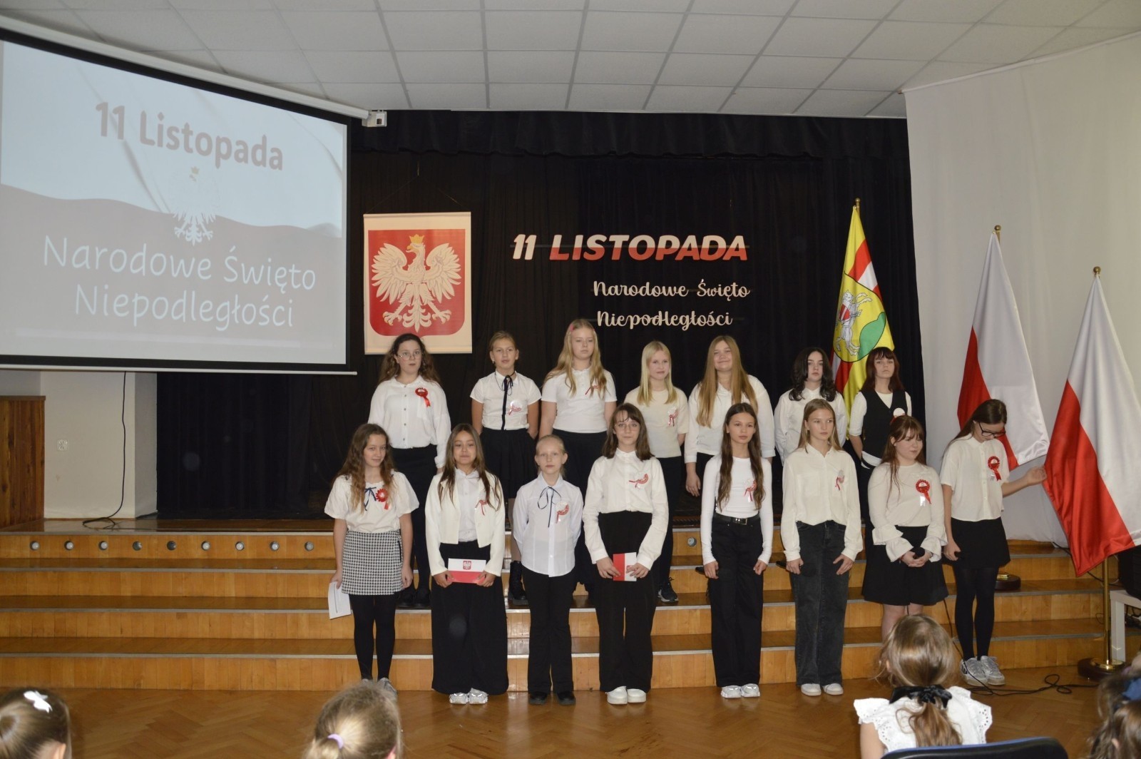 Zbliża się bardzo ważny dzień dla każdego Polaka – 11 Listopada. Nasza szkoła już dziś postanowiła uczcić ten dzień - odbyła się uroczystość z okazji Narodowego Dnia Niepodległości. Był to wyjątkowy czas, podczas którego cała społeczność szkolna mogła wspólnie uczcić jedno z najważniejszych świąt państwowych w Polsce.
Głównym punktem programu był występ uczniów klas szóstych, którzy pod kierunkiem wychowawców, przygotowali wzruszające przedstawienie o tematyce patriotycznej. Młodzi artyści z wielkim zaangażowaniem zaprezentowali najważniejsze wydarzenia, przypominając wszystkim o drodze Polski do wolności oraz o bohaterach narodowych.
Uroczystość uświetnił również występ zespołu wokalnego Forte, prowadzonego przez panią Iwonę Matukiewicz. 
Ważnym momentem wydarzenia było wspólne odśpiewanie hymnu narodowego oraz innych pieśni patriotycznych. Ta chwila połączyła wszystkich uczestników w poczuciu wspólnoty i dumy z bycia Polakami.
Serdecznie dziękujemy wszystkim uczniom, nauczycielom i gościom za udział w uroczystości oraz zaangażowanie w pielęgnowanie pamięci o historii naszego kraju.
