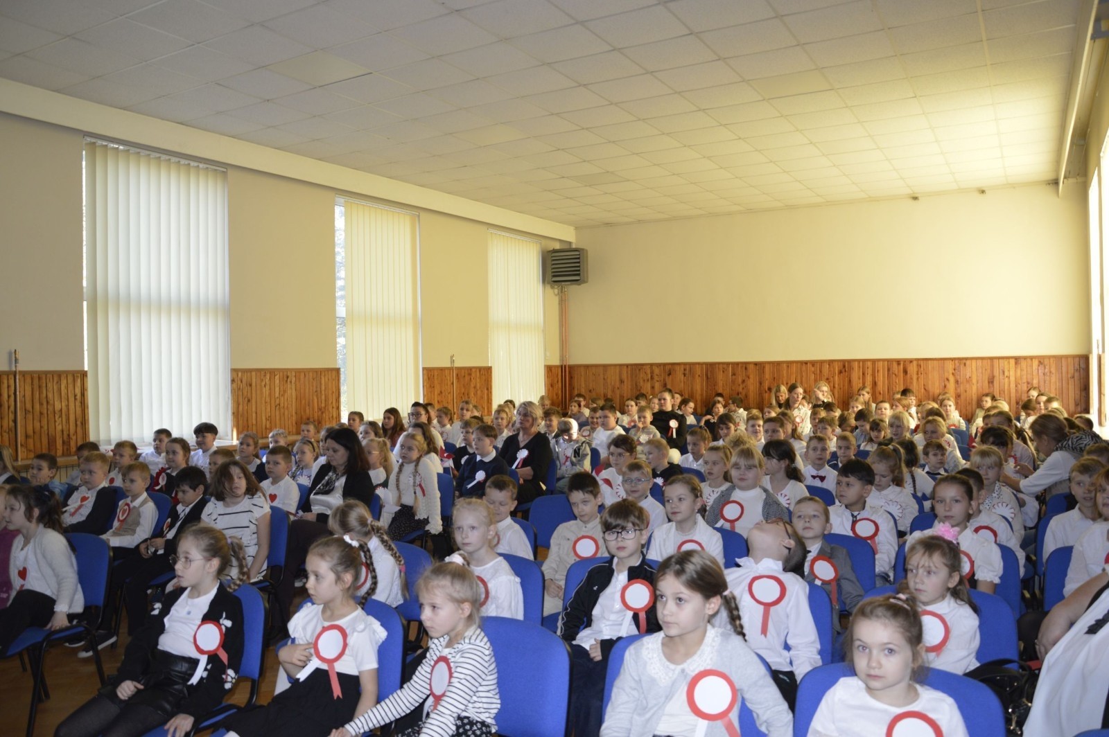 Zbliża się bardzo ważny dzień dla każdego Polaka – 11 Listopada. Nasza szkoła już dziś postanowiła uczcić ten dzień - odbyła się uroczystość z okazji Narodowego Dnia Niepodległości. Był to wyjątkowy czas, podczas którego cała społeczność szkolna mogła wspólnie uczcić jedno z najważniejszych świąt państwowych w Polsce.
Głównym punktem programu był występ uczniów klas szóstych, którzy pod kierunkiem wychowawców, przygotowali wzruszające przedstawienie o tematyce patriotycznej. Młodzi artyści z wielkim zaangażowaniem zaprezentowali najważniejsze wydarzenia, przypominając wszystkim o drodze Polski do wolności oraz o bohaterach narodowych.
Uroczystość uświetnił również występ zespołu wokalnego Forte, prowadzonego przez panią Iwonę Matukiewicz. 
Ważnym momentem wydarzenia było wspólne odśpiewanie hymnu narodowego oraz innych pieśni patriotycznych. Ta chwila połączyła wszystkich uczestników w poczuciu wspólnoty i dumy z bycia Polakami.
Serdecznie dziękujemy wszystkim uczniom, nauczycielom i gościom za udział w uroczystości oraz zaangażowanie w pielęgnowanie pamięci o historii naszego kraju.
