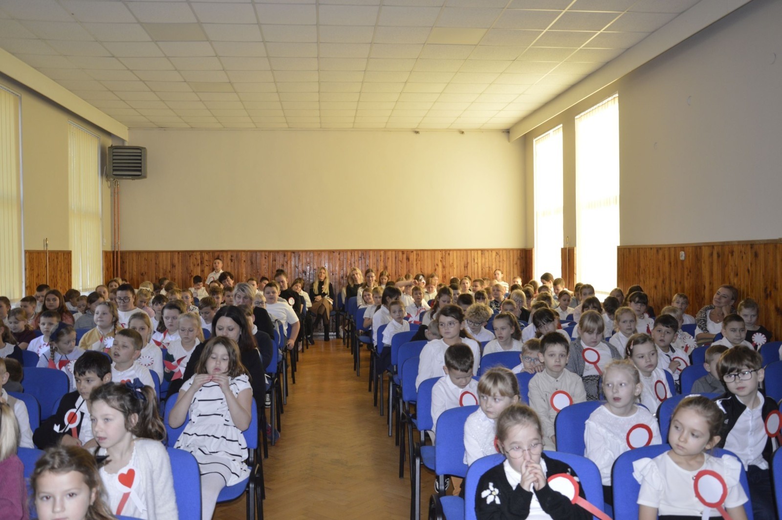 Zbliża się bardzo ważny dzień dla każdego Polaka – 11 Listopada. Nasza szkoła już dziś postanowiła uczcić ten dzień - odbyła się uroczystość z okazji Narodowego Dnia Niepodległości. Był to wyjątkowy czas, podczas którego cała społeczność szkolna mogła wspólnie uczcić jedno z najważniejszych świąt państwowych w Polsce.
Głównym punktem programu był występ uczniów klas szóstych, którzy pod kierunkiem wychowawców, przygotowali wzruszające przedstawienie o tematyce patriotycznej. Młodzi artyści z wielkim zaangażowaniem zaprezentowali najważniejsze wydarzenia, przypominając wszystkim o drodze Polski do wolności oraz o bohaterach narodowych.
Uroczystość uświetnił również występ zespołu wokalnego Forte, prowadzonego przez panią Iwonę Matukiewicz. 
Ważnym momentem wydarzenia było wspólne odśpiewanie hymnu narodowego oraz innych pieśni patriotycznych. Ta chwila połączyła wszystkich uczestników w poczuciu wspólnoty i dumy z bycia Polakami.
Serdecznie dziękujemy wszystkim uczniom, nauczycielom i gościom za udział w uroczystości oraz zaangażowanie w pielęgnowanie pamięci o historii naszego kraju.
