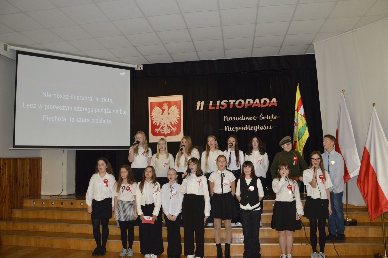 Zbliża się bardzo ważny dzień dla każdego Polaka – 11 Listopada. Nasza szkoła już dziś postanowiła uczcić ten dzień - odbyła się uroczystość z okazji Narodowego Dnia Niepodległości. Był to wyjątkowy czas, podczas którego cała społeczność szkolna mogła wspólnie uczcić jedno z najważniejszych świąt państwowych w Polsce.
Głównym punktem programu był występ uczniów klas szóstych, którzy pod kierunkiem wychowawców, przygotowali wzruszające przedstawienie o tematyce patriotycznej. Młodzi artyści z wielkim zaangażowaniem zaprezentowali najważniejsze wydarzenia, przypominając wszystkim o drodze Polski do wolności oraz o bohaterach narodowych.
Uroczystość uświetnił również występ zespołu wokalnego Forte, prowadzonego przez panią Iwonę Matukiewicz. 
Ważnym momentem wydarzenia było wspólne odśpiewanie hymnu narodowego oraz innych pieśni patriotycznych. Ta chwila połączyła wszystkich uczestników w poczuciu wspólnoty i dumy z bycia Polakami.
Serdecznie dziękujemy wszystkim uczniom, nauczycielom i gościom za udział w uroczystości oraz zaangażowanie w pielęgnowanie pamięci o historii naszego kraju.
