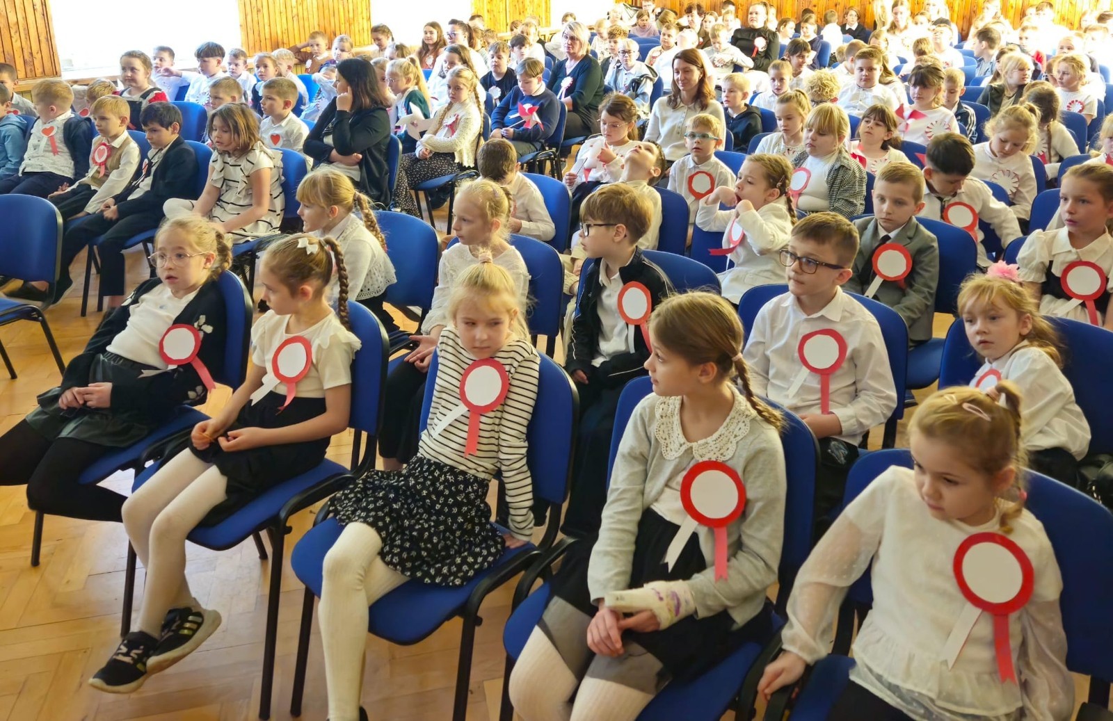 Zbliża się bardzo ważny dzień dla każdego Polaka – 11 Listopada. Nasza szkoła już dziś postanowiła uczcić ten dzień - odbyła się uroczystość z okazji Narodowego Dnia Niepodległości. Był to wyjątkowy czas, podczas którego cała społeczność szkolna mogła wspólnie uczcić jedno z najważniejszych świąt państwowych w Polsce.
Głównym punktem programu był występ uczniów klas szóstych, którzy pod kierunkiem wychowawców, przygotowali wzruszające przedstawienie o tematyce patriotycznej. Młodzi artyści z wielkim zaangażowaniem zaprezentowali najważniejsze wydarzenia, przypominając wszystkim o drodze Polski do wolności oraz o bohaterach narodowych.
Uroczystość uświetnił również występ zespołu wokalnego Forte, prowadzonego przez panią Iwonę Matukiewicz. 
Ważnym momentem wydarzenia było wspólne odśpiewanie hymnu narodowego oraz innych pieśni patriotycznych. Ta chwila połączyła wszystkich uczestników w poczuciu wspólnoty i dumy z bycia Polakami.
Serdecznie dziękujemy wszystkim uczniom, nauczycielom i gościom za udział w uroczystości oraz zaangażowanie w pielęgnowanie pamięci o historii naszego kraju.
