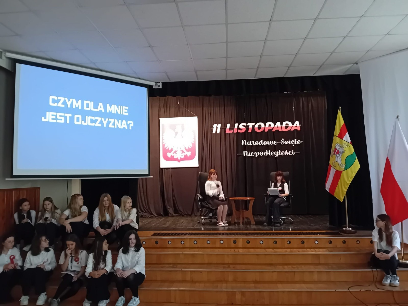 Zbliża się bardzo ważny dzień dla każdego Polaka – 11 Listopada. Nasza szkoła już dziś postanowiła uczcić ten dzień - odbyła się uroczystość z okazji Narodowego Dnia Niepodległości. Był to wyjątkowy czas, podczas którego cała społeczność szkolna mogła wspólnie uczcić jedno z najważniejszych świąt państwowych w Polsce.
Głównym punktem programu był występ uczniów klas szóstych, którzy pod kierunkiem wychowawców, przygotowali wzruszające przedstawienie o tematyce patriotycznej. Młodzi artyści z wielkim zaangażowaniem zaprezentowali najważniejsze wydarzenia, przypominając wszystkim o drodze Polski do wolności oraz o bohaterach narodowych.
Uroczystość uświetnił również występ zespołu wokalnego Forte, prowadzonego przez panią Iwonę Matukiewicz. 
Ważnym momentem wydarzenia było wspólne odśpiewanie hymnu narodowego oraz innych pieśni patriotycznych. Ta chwila połączyła wszystkich uczestników w poczuciu wspólnoty i dumy z bycia Polakami.
Serdecznie dziękujemy wszystkim uczniom, nauczycielom i gościom za udział w uroczystości oraz zaangażowanie w pielęgnowanie pamięci o historii naszego kraju.
