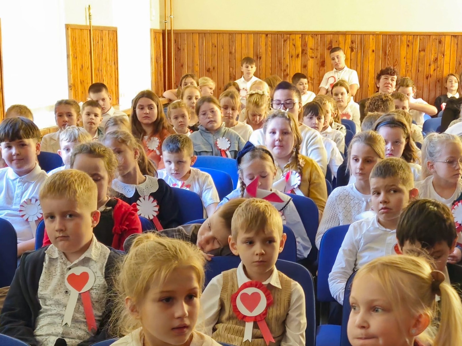 Zbliża się bardzo ważny dzień dla każdego Polaka – 11 Listopada. Nasza szkoła już dziś postanowiła uczcić ten dzień - odbyła się uroczystość z okazji Narodowego Dnia Niepodległości. Był to wyjątkowy czas, podczas którego cała społeczność szkolna mogła wspólnie uczcić jedno z najważniejszych świąt państwowych w Polsce.
Głównym punktem programu był występ uczniów klas szóstych, którzy pod kierunkiem wychowawców, przygotowali wzruszające przedstawienie o tematyce patriotycznej. Młodzi artyści z wielkim zaangażowaniem zaprezentowali najważniejsze wydarzenia, przypominając wszystkim o drodze Polski do wolności oraz o bohaterach narodowych.
Uroczystość uświetnił również występ zespołu wokalnego Forte, prowadzonego przez panią Iwonę Matukiewicz. 
Ważnym momentem wydarzenia było wspólne odśpiewanie hymnu narodowego oraz innych pieśni patriotycznych. Ta chwila połączyła wszystkich uczestników w poczuciu wspólnoty i dumy z bycia Polakami.
Serdecznie dziękujemy wszystkim uczniom, nauczycielom i gościom za udział w uroczystości oraz zaangażowanie w pielęgnowanie pamięci o historii naszego kraju.
