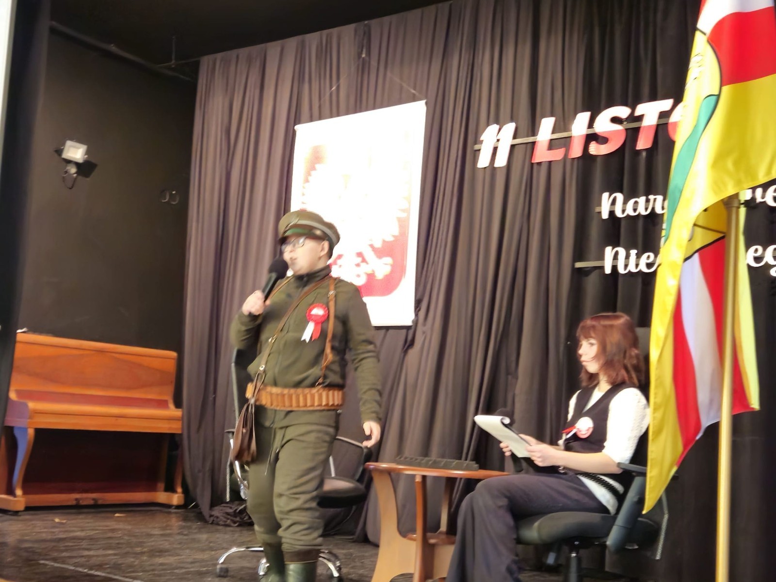 Zbliża się bardzo ważny dzień dla każdego Polaka – 11 Listopada. Nasza szkoła już dziś postanowiła uczcić ten dzień - odbyła się uroczystość z okazji Narodowego Dnia Niepodległości. Był to wyjątkowy czas, podczas którego cała społeczność szkolna mogła wspólnie uczcić jedno z najważniejszych świąt państwowych w Polsce.
Głównym punktem programu był występ uczniów klas szóstych, którzy pod kierunkiem wychowawców, przygotowali wzruszające przedstawienie o tematyce patriotycznej. Młodzi artyści z wielkim zaangażowaniem zaprezentowali najważniejsze wydarzenia, przypominając wszystkim o drodze Polski do wolności oraz o bohaterach narodowych.
Uroczystość uświetnił również występ zespołu wokalnego Forte, prowadzonego przez panią Iwonę Matukiewicz. 
Ważnym momentem wydarzenia było wspólne odśpiewanie hymnu narodowego oraz innych pieśni patriotycznych. Ta chwila połączyła wszystkich uczestników w poczuciu wspólnoty i dumy z bycia Polakami.
Serdecznie dziękujemy wszystkim uczniom, nauczycielom i gościom za udział w uroczystości oraz zaangażowanie w pielęgnowanie pamięci o historii naszego kraju.
