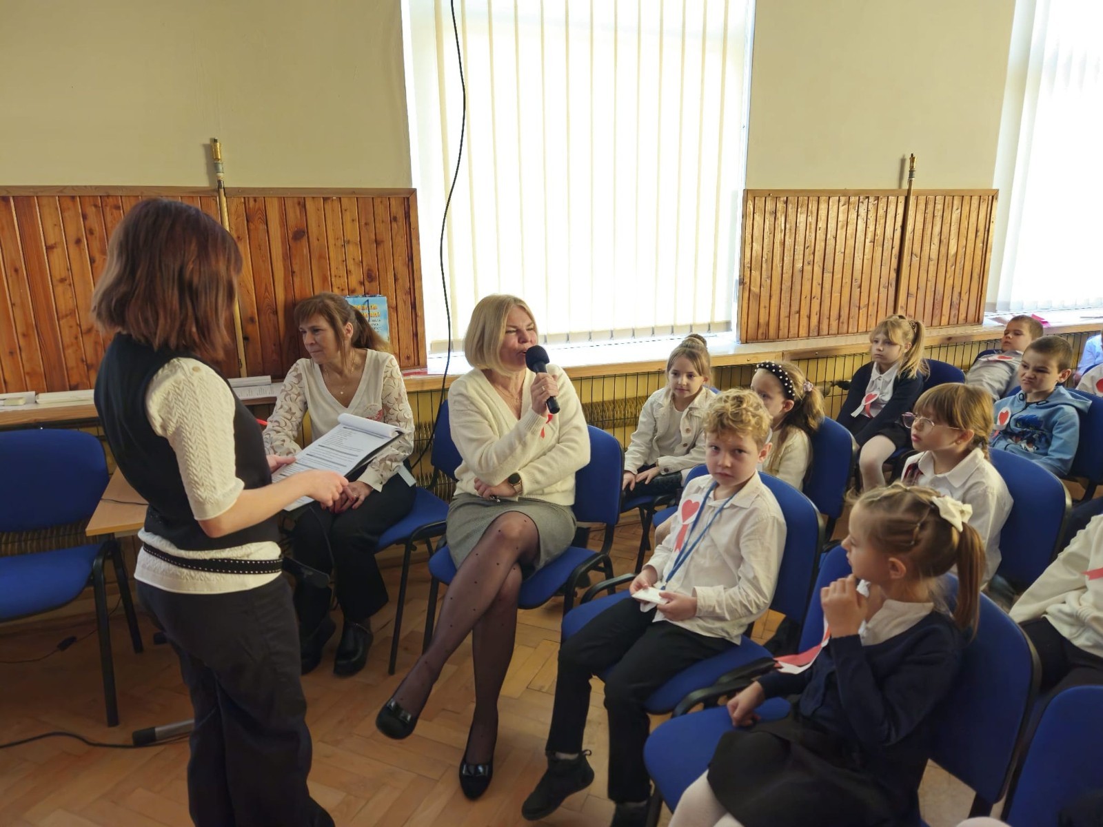 Zbliża się bardzo ważny dzień dla każdego Polaka – 11 Listopada. Nasza szkoła już dziś postanowiła uczcić ten dzień - odbyła się uroczystość z okazji Narodowego Dnia Niepodległości. Był to wyjątkowy czas, podczas którego cała społeczność szkolna mogła wspólnie uczcić jedno z najważniejszych świąt państwowych w Polsce.
Głównym punktem programu był występ uczniów klas szóstych, którzy pod kierunkiem wychowawców, przygotowali wzruszające przedstawienie o tematyce patriotycznej. Młodzi artyści z wielkim zaangażowaniem zaprezentowali najważniejsze wydarzenia, przypominając wszystkim o drodze Polski do wolności oraz o bohaterach narodowych.
Uroczystość uświetnił również występ zespołu wokalnego Forte, prowadzonego przez panią Iwonę Matukiewicz. 
Ważnym momentem wydarzenia było wspólne odśpiewanie hymnu narodowego oraz innych pieśni patriotycznych. Ta chwila połączyła wszystkich uczestników w poczuciu wspólnoty i dumy z bycia Polakami.
Serdecznie dziękujemy wszystkim uczniom, nauczycielom i gościom za udział w uroczystości oraz zaangażowanie w pielęgnowanie pamięci o historii naszego kraju.
