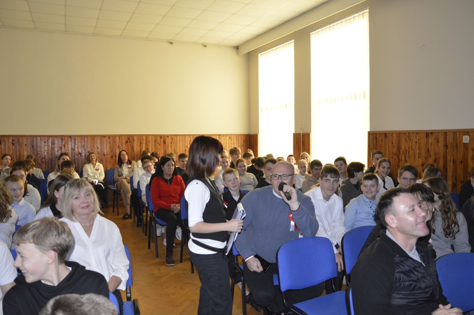 Zbliża się bardzo ważny dzień dla każdego Polaka – 11 Listopada. Nasza szkoła już dziś postanowiła uczcić ten dzień - odbyła się uroczystość z okazji Narodowego Dnia Niepodległości. Był to wyjątkowy czas, podczas którego cała społeczność szkolna mogła wspólnie uczcić jedno z najważniejszych świąt państwowych w Polsce.
Głównym punktem programu był występ uczniów klas szóstych, którzy pod kierunkiem wychowawców, przygotowali wzruszające przedstawienie o tematyce patriotycznej. Młodzi artyści z wielkim zaangażowaniem zaprezentowali najważniejsze wydarzenia, przypominając wszystkim o drodze Polski do wolności oraz o bohaterach narodowych.
Uroczystość uświetnił również występ zespołu wokalnego Forte, prowadzonego przez panią Iwonę Matukiewicz. 
Ważnym momentem wydarzenia było wspólne odśpiewanie hymnu narodowego oraz innych pieśni patriotycznych. Ta chwila połączyła wszystkich uczestników w poczuciu wspólnoty i dumy z bycia Polakami.
Serdecznie dziękujemy wszystkim uczniom, nauczycielom i gościom za udział w uroczystości oraz zaangażowanie w pielęgnowanie pamięci o historii naszego kraju.
