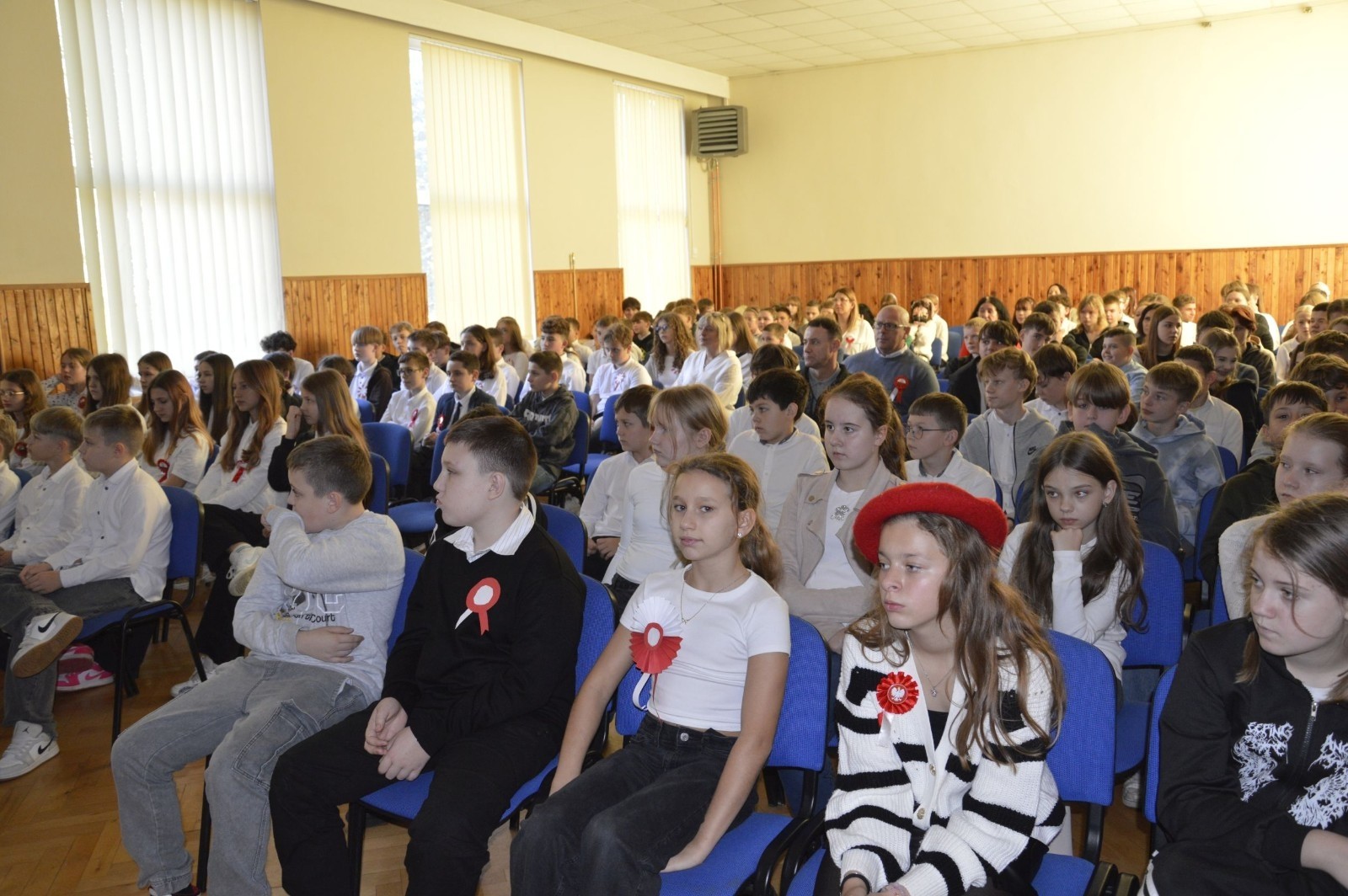 Zbliża się bardzo ważny dzień dla każdego Polaka – 11 Listopada. Nasza szkoła już dziś postanowiła uczcić ten dzień - odbyła się uroczystość z okazji Narodowego Dnia Niepodległości. Był to wyjątkowy czas, podczas którego cała społeczność szkolna mogła wspólnie uczcić jedno z najważniejszych świąt państwowych w Polsce.
Głównym punktem programu był występ uczniów klas szóstych, którzy pod kierunkiem wychowawców, przygotowali wzruszające przedstawienie o tematyce patriotycznej. Młodzi artyści z wielkim zaangażowaniem zaprezentowali najważniejsze wydarzenia, przypominając wszystkim o drodze Polski do wolności oraz o bohaterach narodowych.
Uroczystość uświetnił również występ zespołu wokalnego Forte, prowadzonego przez panią Iwonę Matukiewicz. 
Ważnym momentem wydarzenia było wspólne odśpiewanie hymnu narodowego oraz innych pieśni patriotycznych. Ta chwila połączyła wszystkich uczestników w poczuciu wspólnoty i dumy z bycia Polakami.
Serdecznie dziękujemy wszystkim uczniom, nauczycielom i gościom za udział w uroczystości oraz zaangażowanie w pielęgnowanie pamięci o historii naszego kraju.
