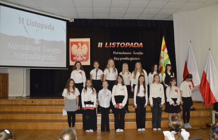 Zbliża się bardzo ważny dzień dla każdego Polaka – 11 Listopada. Nasza szkoła już dziś postanowiła uczcić ten dzień - odbyła się uroczystość z okazji Narodowego Dnia Niepodległości. Był to wyjątkowy czas, podczas którego cała społeczność szkolna mogła wspólnie uczcić jedno z najważniejszych świąt państwowych w Polsce.
Głównym punktem programu był występ uczniów klas szóstych, którzy pod kierunkiem wychowawców, przygotowali wzruszające przedstawienie o tematyce patriotycznej. Młodzi artyści z wielkim zaangażowaniem zaprezentowali najważniejsze wydarzenia, przypominając wszystkim o drodze Polski do wolności oraz o bohaterach narodowych.
Uroczystość uświetnił również występ zespołu wokalnego Forte, prowadzonego przez panią Iwonę Matukiewicz. 
Ważnym momentem wydarzenia było wspólne odśpiewanie hymnu narodowego oraz innych pieśni patriotycznych. Ta chwila połączyła wszystkich uczestników w poczuciu wspólnoty i dumy z bycia Polakami.
Serdecznie dziękujemy wszystkim uczniom, nauczycielom i gościom za udział w uroczystości oraz zaangażowanie w pielęgnowanie pamięci o historii naszego kraju.
