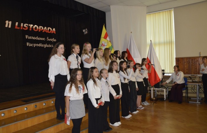 Zbliża się bardzo ważny dzień dla każdego Polaka – 11 Listopada. Nasza szkoła już dziś postanowiła uczcić ten dzień - odbyła się uroczystość z okazji Narodowego Dnia Niepodległości. Był to wyjątkowy czas, podczas którego cała społeczność szkolna mogła wspólnie uczcić jedno z najważniejszych świąt państwowych w Polsce.
Głównym punktem programu był występ uczniów klas szóstych, którzy pod kierunkiem wychowawców, przygotowali wzruszające przedstawienie o tematyce patriotycznej. Młodzi artyści z wielkim zaangażowaniem zaprezentowali najważniejsze wydarzenia, przypominając wszystkim o drodze Polski do wolności oraz o bohaterach narodowych.
Uroczystość uświetnił również występ zespołu wokalnego Forte, prowadzonego przez panią Iwonę Matukiewicz. 
Ważnym momentem wydarzenia było wspólne odśpiewanie hymnu narodowego oraz innych pieśni patriotycznych. Ta chwila połączyła wszystkich uczestników w poczuciu wspólnoty i dumy z bycia Polakami.
Serdecznie dziękujemy wszystkim uczniom, nauczycielom i gościom za udział w uroczystości oraz zaangażowanie w pielęgnowanie pamięci o historii naszego kraju.
