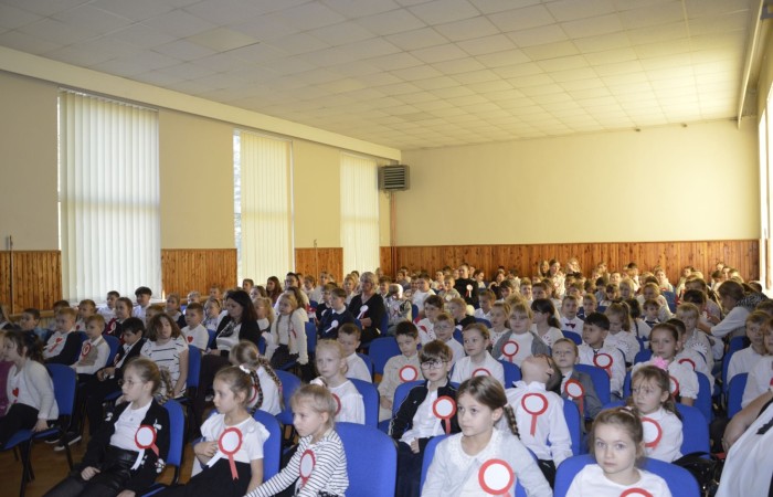 Zbliża się bardzo ważny dzień dla każdego Polaka – 11 Listopada. Nasza szkoła już dziś postanowiła uczcić ten dzień - odbyła się uroczystość z okazji Narodowego Dnia Niepodległości. Był to wyjątkowy czas, podczas którego cała społeczność szkolna mogła wspólnie uczcić jedno z najważniejszych świąt państwowych w Polsce.
Głównym punktem programu był występ uczniów klas szóstych, którzy pod kierunkiem wychowawców, przygotowali wzruszające przedstawienie o tematyce patriotycznej. Młodzi artyści z wielkim zaangażowaniem zaprezentowali najważniejsze wydarzenia, przypominając wszystkim o drodze Polski do wolności oraz o bohaterach narodowych.
Uroczystość uświetnił również występ zespołu wokalnego Forte, prowadzonego przez panią Iwonę Matukiewicz. 
Ważnym momentem wydarzenia było wspólne odśpiewanie hymnu narodowego oraz innych pieśni patriotycznych. Ta chwila połączyła wszystkich uczestników w poczuciu wspólnoty i dumy z bycia Polakami.
Serdecznie dziękujemy wszystkim uczniom, nauczycielom i gościom za udział w uroczystości oraz zaangażowanie w pielęgnowanie pamięci o historii naszego kraju.
