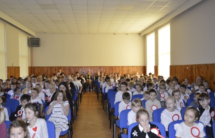Zbliża się bardzo ważny dzień dla każdego Polaka – 11 Listopada. Nasza szkoła już dziś postanowiła uczcić ten dzień - odbyła się uroczystość z okazji Narodowego Dnia Niepodległości. Był to wyjątkowy czas, podczas którego cała społeczność szkolna mogła wspólnie uczcić jedno z najważniejszych świąt państwowych w Polsce.
Głównym punktem programu był występ uczniów klas szóstych, którzy pod kierunkiem wychowawców, przygotowali wzruszające przedstawienie o tematyce patriotycznej. Młodzi artyści z wielkim zaangażowaniem zaprezentowali najważniejsze wydarzenia, przypominając wszystkim o drodze Polski do wolności oraz o bohaterach narodowych.
Uroczystość uświetnił również występ zespołu wokalnego Forte, prowadzonego przez panią Iwonę Matukiewicz. 
Ważnym momentem wydarzenia było wspólne odśpiewanie hymnu narodowego oraz innych pieśni patriotycznych. Ta chwila połączyła wszystkich uczestników w poczuciu wspólnoty i dumy z bycia Polakami.
Serdecznie dziękujemy wszystkim uczniom, nauczycielom i gościom za udział w uroczystości oraz zaangażowanie w pielęgnowanie pamięci o historii naszego kraju.
