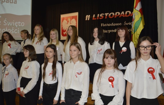Zbliża się bardzo ważny dzień dla każdego Polaka – 11 Listopada. Nasza szkoła już dziś postanowiła uczcić ten dzień - odbyła się uroczystość z okazji Narodowego Dnia Niepodległości. Był to wyjątkowy czas, podczas którego cała społeczność szkolna mogła wspólnie uczcić jedno z najważniejszych świąt państwowych w Polsce.
Głównym punktem programu był występ uczniów klas szóstych, którzy pod kierunkiem wychowawców, przygotowali wzruszające przedstawienie o tematyce patriotycznej. Młodzi artyści z wielkim zaangażowaniem zaprezentowali najważniejsze wydarzenia, przypominając wszystkim o drodze Polski do wolności oraz o bohaterach narodowych.
Uroczystość uświetnił również występ zespołu wokalnego Forte, prowadzonego przez panią Iwonę Matukiewicz. 
Ważnym momentem wydarzenia było wspólne odśpiewanie hymnu narodowego oraz innych pieśni patriotycznych. Ta chwila połączyła wszystkich uczestników w poczuciu wspólnoty i dumy z bycia Polakami.
Serdecznie dziękujemy wszystkim uczniom, nauczycielom i gościom za udział w uroczystości oraz zaangażowanie w pielęgnowanie pamięci o historii naszego kraju.
