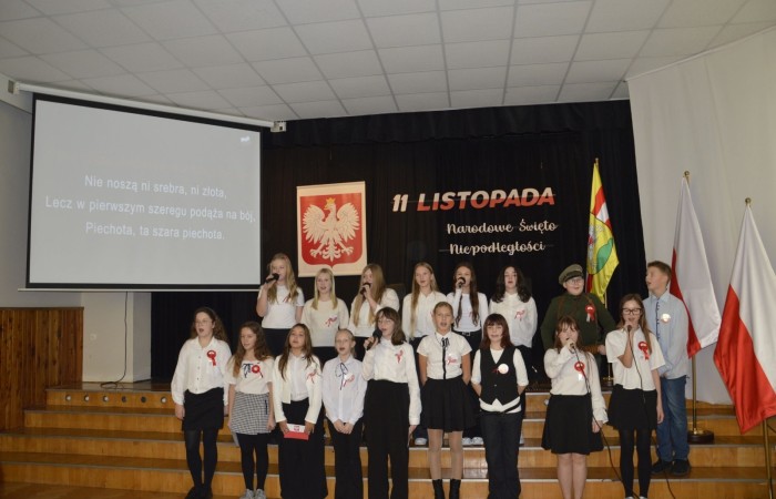 Zbliża się bardzo ważny dzień dla każdego Polaka – 11 Listopada. Nasza szkoła już dziś postanowiła uczcić ten dzień - odbyła się uroczystość z okazji Narodowego Dnia Niepodległości. Był to wyjątkowy czas, podczas którego cała społeczność szkolna mogła wspólnie uczcić jedno z najważniejszych świąt państwowych w Polsce.
Głównym punktem programu był występ uczniów klas szóstych, którzy pod kierunkiem wychowawców, przygotowali wzruszające przedstawienie o tematyce patriotycznej. Młodzi artyści z wielkim zaangażowaniem zaprezentowali najważniejsze wydarzenia, przypominając wszystkim o drodze Polski do wolności oraz o bohaterach narodowych.
Uroczystość uświetnił również występ zespołu wokalnego Forte, prowadzonego przez panią Iwonę Matukiewicz. 
Ważnym momentem wydarzenia było wspólne odśpiewanie hymnu narodowego oraz innych pieśni patriotycznych. Ta chwila połączyła wszystkich uczestników w poczuciu wspólnoty i dumy z bycia Polakami.
Serdecznie dziękujemy wszystkim uczniom, nauczycielom i gościom za udział w uroczystości oraz zaangażowanie w pielęgnowanie pamięci o historii naszego kraju.
