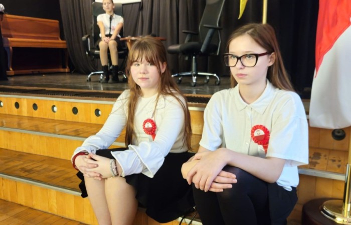 Zbliża się bardzo ważny dzień dla każdego Polaka – 11 Listopada. Nasza szkoła już dziś postanowiła uczcić ten dzień - odbyła się uroczystość z okazji Narodowego Dnia Niepodległości. Był to wyjątkowy czas, podczas którego cała społeczność szkolna mogła wspólnie uczcić jedno z najważniejszych świąt państwowych w Polsce.
Głównym punktem programu był występ uczniów klas szóstych, którzy pod kierunkiem wychowawców, przygotowali wzruszające przedstawienie o tematyce patriotycznej. Młodzi artyści z wielkim zaangażowaniem zaprezentowali najważniejsze wydarzenia, przypominając wszystkim o drodze Polski do wolności oraz o bohaterach narodowych.
Uroczystość uświetnił również występ zespołu wokalnego Forte, prowadzonego przez panią Iwonę Matukiewicz. 
Ważnym momentem wydarzenia było wspólne odśpiewanie hymnu narodowego oraz innych pieśni patriotycznych. Ta chwila połączyła wszystkich uczestników w poczuciu wspólnoty i dumy z bycia Polakami.
Serdecznie dziękujemy wszystkim uczniom, nauczycielom i gościom za udział w uroczystości oraz zaangażowanie w pielęgnowanie pamięci o historii naszego kraju.
