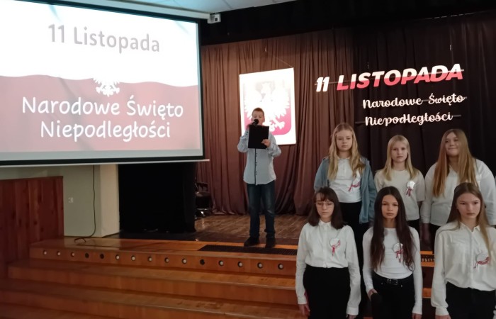 Zbliża się bardzo ważny dzień dla każdego Polaka – 11 Listopada. Nasza szkoła już dziś postanowiła uczcić ten dzień - odbyła się uroczystość z okazji Narodowego Dnia Niepodległości. Był to wyjątkowy czas, podczas którego cała społeczność szkolna mogła wspólnie uczcić jedno z najważniejszych świąt państwowych w Polsce.
Głównym punktem programu był występ uczniów klas szóstych, którzy pod kierunkiem wychowawców, przygotowali wzruszające przedstawienie o tematyce patriotycznej. Młodzi artyści z wielkim zaangażowaniem zaprezentowali najważniejsze wydarzenia, przypominając wszystkim o drodze Polski do wolności oraz o bohaterach narodowych.
Uroczystość uświetnił również występ zespołu wokalnego Forte, prowadzonego przez panią Iwonę Matukiewicz. 
Ważnym momentem wydarzenia było wspólne odśpiewanie hymnu narodowego oraz innych pieśni patriotycznych. Ta chwila połączyła wszystkich uczestników w poczuciu wspólnoty i dumy z bycia Polakami.
Serdecznie dziękujemy wszystkim uczniom, nauczycielom i gościom za udział w uroczystości oraz zaangażowanie w pielęgnowanie pamięci o historii naszego kraju.
